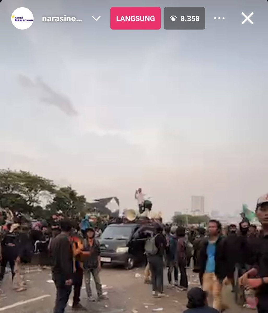 "pak polisi kami jangan ditembaki, kami bukan binatang" sakit hati banget rasanya denger ada yang ngomong gini, tolong jangan sakiti mereka.. mereka cuman mau menyuarakan aspirasi.

#KawalPutusanMK
#TolakPilkadaAkal2an 
#TolakPolitikDinasti