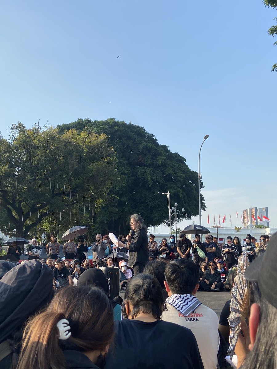 dayeqt's tweet photo. Padahal tempat banyak yg kosong, dek. https://t.co/kGxcNb7lwj
