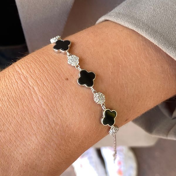 johnrossjewel's tweet image. All new quatrefoil design bracelets😍
Our divine new range of Silver, Onyx and Cubic Zirconia bracelets are also available in Turquoise and Mother of Pearl! 🤍

Browse all silver bracelets here:
johnrossjewellers.com/.../bracelets.…

#silver #silverbracelets #JohnRossJewellers #Tralee