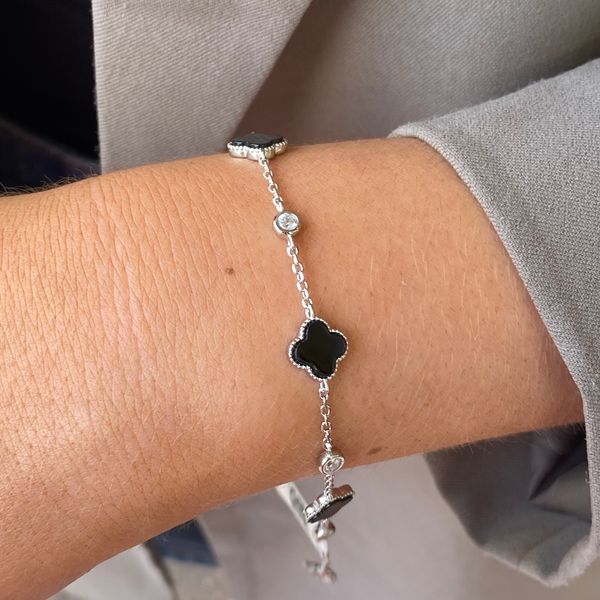johnrossjewel's tweet image. All new quatrefoil design bracelets😍
Our divine new range of Silver, Onyx and Cubic Zirconia bracelets are also available in Turquoise and Mother of Pearl! 🤍

Browse all silver bracelets here:
johnrossjewellers.com/.../bracelets.…

#silver #silverbracelets #JohnRossJewellers #Tralee