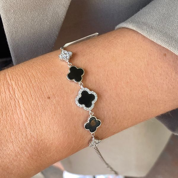 johnrossjewel's tweet image. All new quatrefoil design bracelets😍
Our divine new range of Silver, Onyx and Cubic Zirconia bracelets are also available in Turquoise and Mother of Pearl! 🤍

Browse all silver bracelets here:
johnrossjewellers.com/.../bracelets.…

#silver #silverbracelets #JohnRossJewellers #Tralee