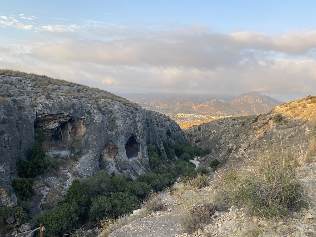 arq_avillalobos's tweet photo. El Abrigo I de los #Grajos en la sierra murciana de Ascoy #Cieza es una de las primeras manifestaciones musicales de la humanidad. Representa de manera naturalista una #danza entre mujeres y hombres

Es un #patrimoniomundial muy bien conservado 👏🏻👏🏻👏🏻

📖 https://t.co/4kYep6DDln https://t.co/cqg6CuieYb
