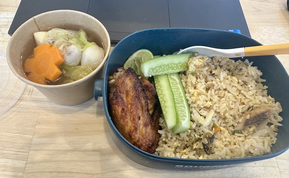 MChomsuan's tweet photo. จากใจคนห่อข้าวไปกินที่ทำงาน กล่องข้าวรุ่นนี้ดีมาก จุได้เยอะ เข้าไมโครเวฟได้ มีช้อนเล็กให้ด้วย แนะนำเลย
น่ารักชุบๆ

พิกัด
https://t.co/rVaT2H2KEr
#กล่องข้าว #ห่อข้าว #วัยทำงาน https://t.co/8pUYxk92p1