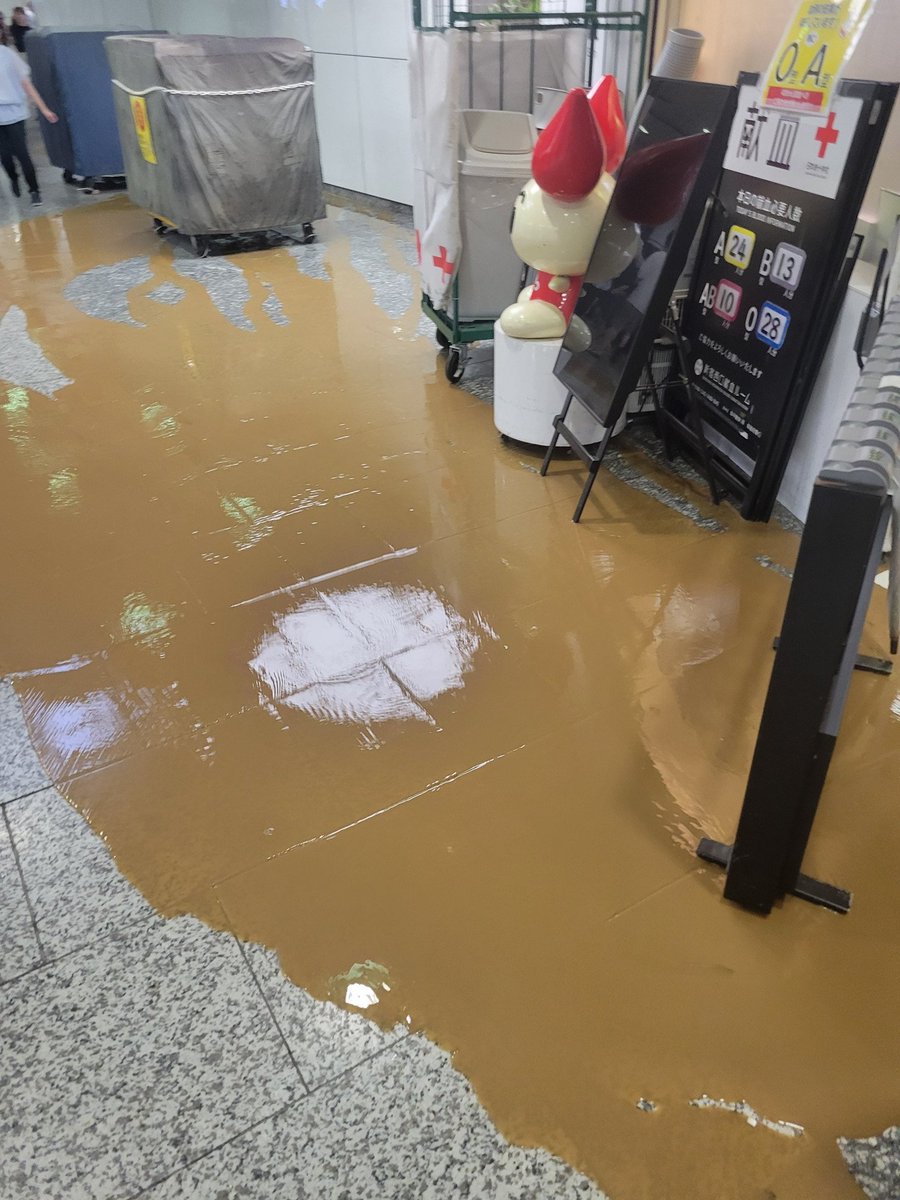 YURAKUCHO_R's tweet photo. ⚠️ご協力のお願い⚠️

#新宿西口 献血ルームが21日（水）の #豪雨 被害により、当面の間、休所となります😱
休所期間中は、他の献血ルームで分担して採血する必要があります。

ご都合のつく方は、ぜひご協力をお願いします。
献血協力が難しい方は、ぜひリポストでの応援をお願いします🙏 https://t.co/n4Fa8fCB3I