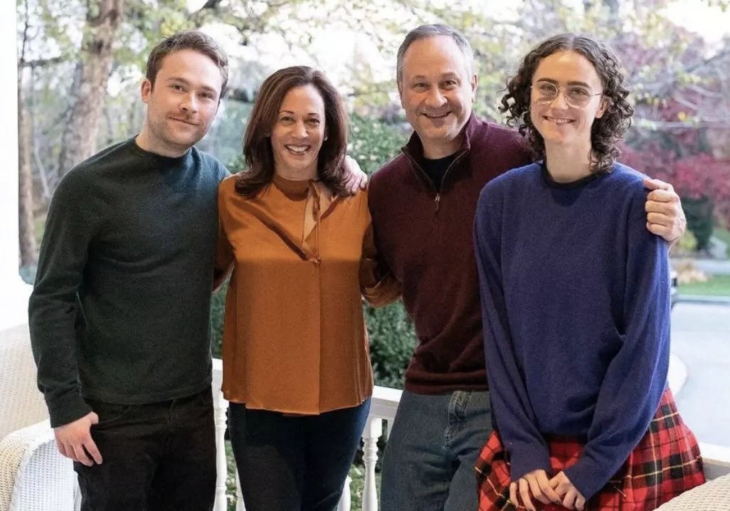 mamas4kamala's tweet photo. When we look at @KamalaHarris and @Tim_Walz families we see love, we see joy, we see America. #HarrisWalz2024 #VoteJoy #VoteFamily https://t.co/EwKbunu7zR