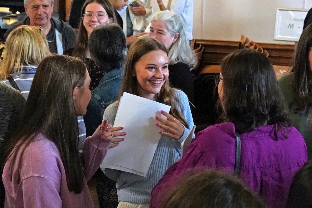 Year 11: you're amazing! We’re not only celebrating your incredible results - almost 60% of your grades were 9 – 7 and your average a Grade 7 – we're also celebrating how much you've embraced life on the Hill. Bravo, girls! Read more: farnborough-hill.org/news/2024-08-2…
