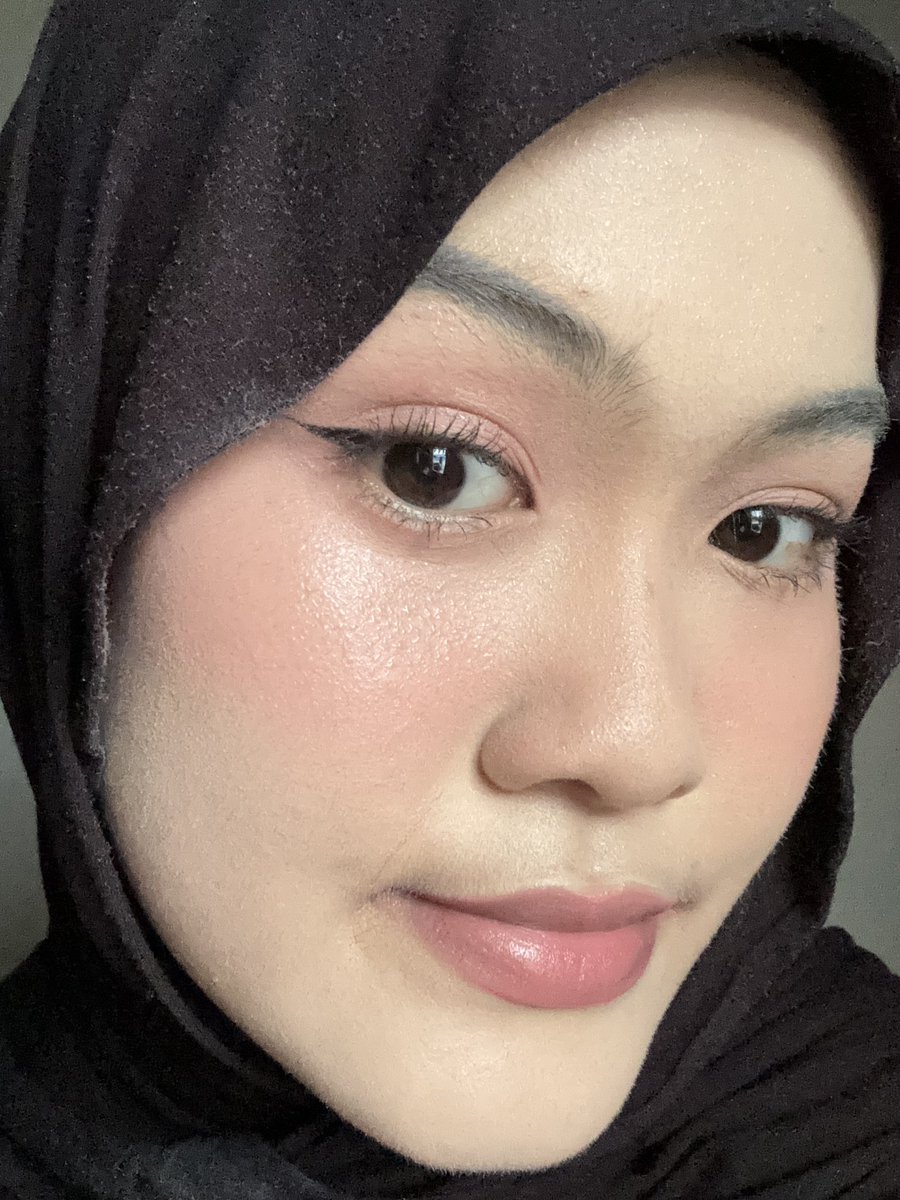 sundakentel's tweet photo. pulang kondangan keujanan… pas ngaca malah salfok makeup aku masi RAPIH BGTT?! pelakunya setting spray skintific yang baru ini 😭🫵🏻
langsung auto selfie untuk bukti 😭🤳
#SlaySpraySeal #SKINTIFICSettingSpray #racuninmakeup https://t.co/QXJMehdcxf