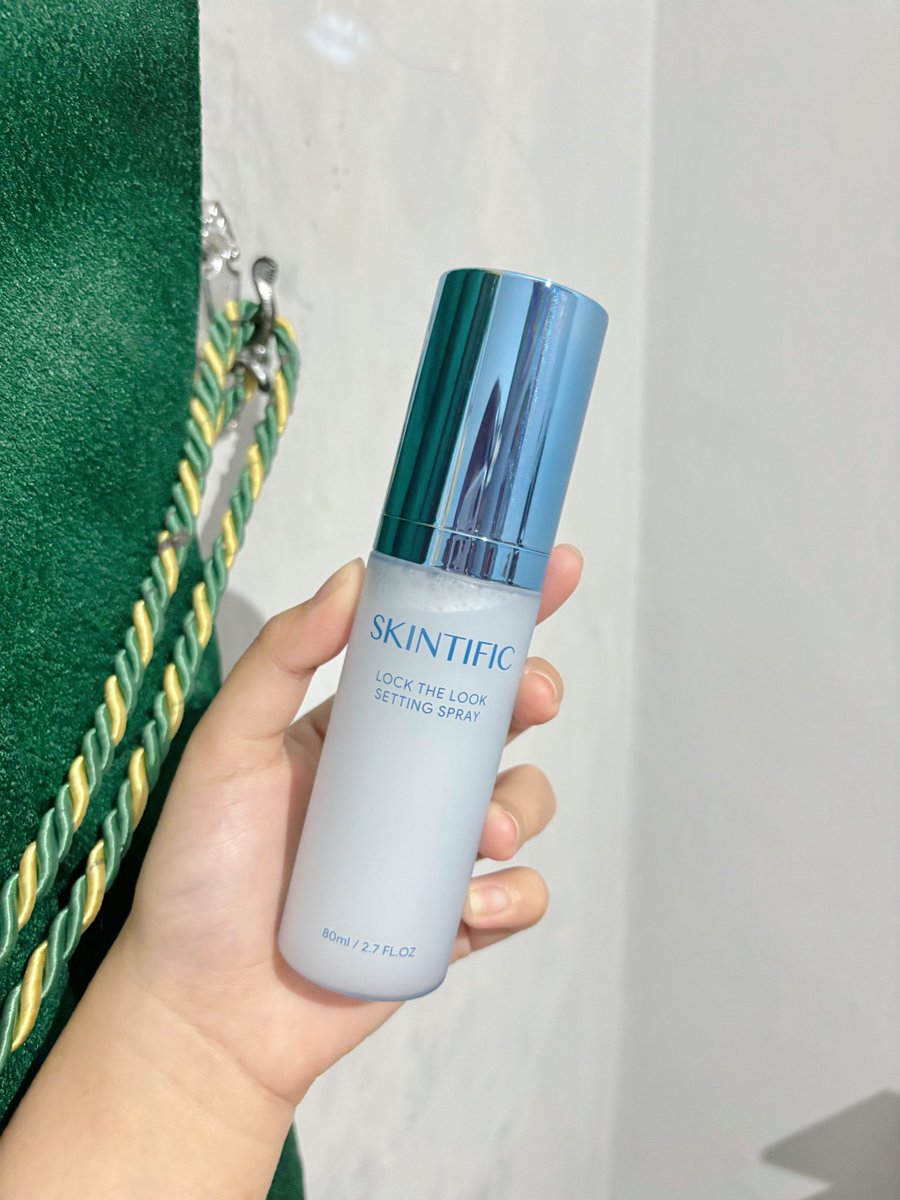 sundakentel's tweet photo. pulang kondangan keujanan… pas ngaca malah salfok makeup aku masi RAPIH BGTT?! pelakunya setting spray skintific yang baru ini 😭🫵🏻
langsung auto selfie untuk bukti 😭🤳
#SlaySpraySeal #SKINTIFICSettingSpray #racuninmakeup https://t.co/QXJMehdcxf