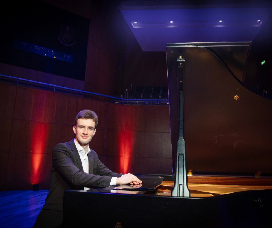 RTElyricfm's tweet image. On the #FullScore today, @lizlyricfm continues to shine a light on the 2024 @UCHLimerick Rising Stars, with pianist Declan Murphy playing Liszt and @MeganONeill_1 singing Hamilton Harty.

Tune in to the Full Score from 1-4pm here on RTÉ lyric fm!
📷Cormac Byrne Photography