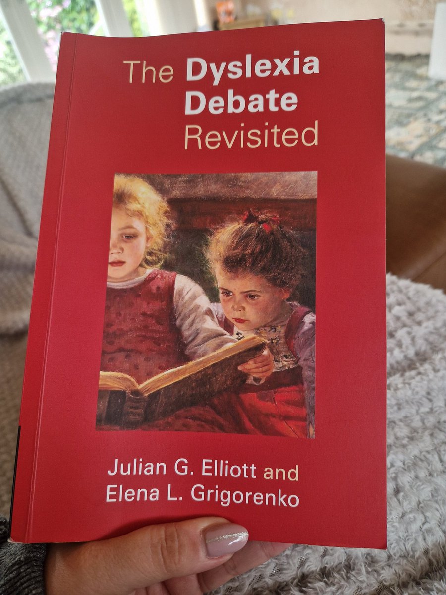 I'm reading this (below) whilst reflecting on how hard I find it to read these days! It's so hard to turn off 'the noise' and focus on the text in front of me. It feels heightened since the doctorate - perhaps a shift in purpose? Can anyone else relate?! 📚 #TwitterEPs