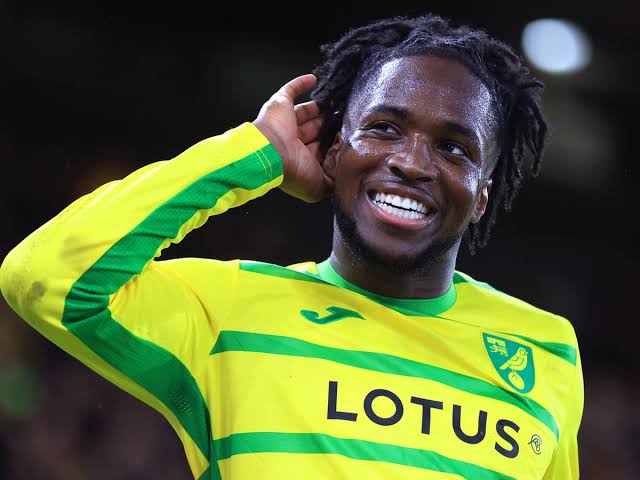 CastCanary's tweet image. An academy lad who played throughout years of speculation and consistently put in his best for Norwich City vs an academy lad who has refused to play the second a team has flirted with him, giving 0 respect to the club and fans. Be like a Max Aarons, not a Jonny Rowe #ncfc