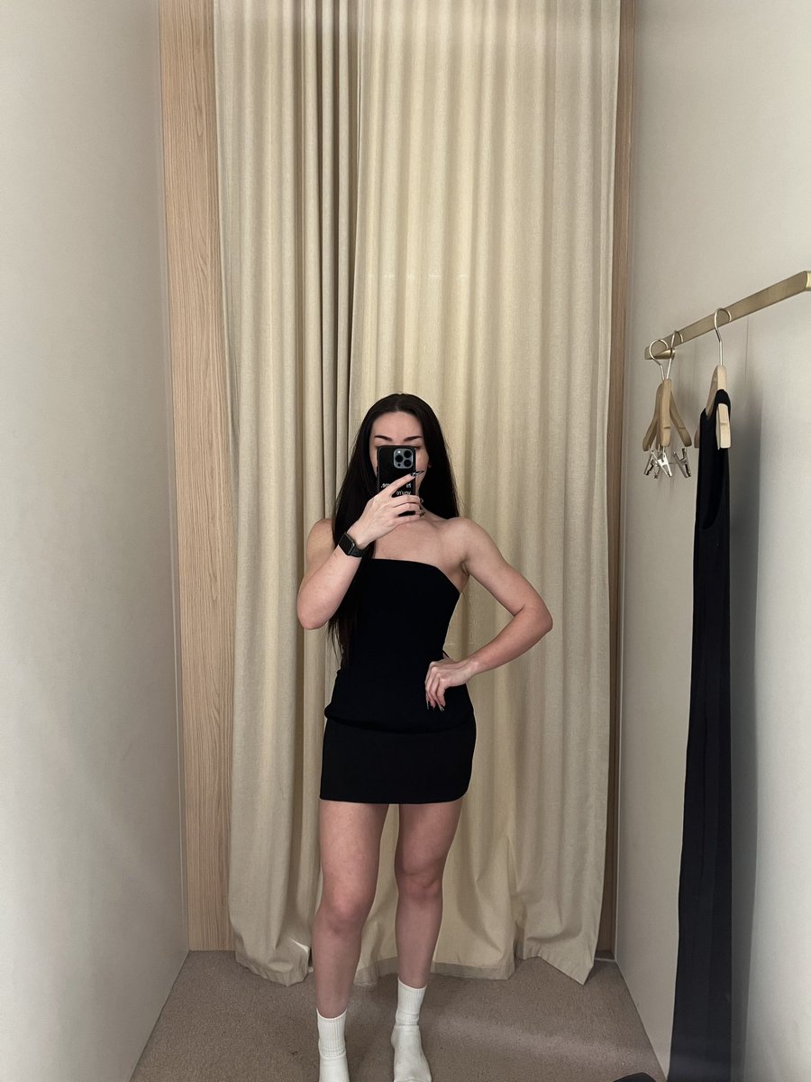 bye I need to train biceps more but this is me procrastinating packing even more and going and buying new dresses aisjsjjakaja