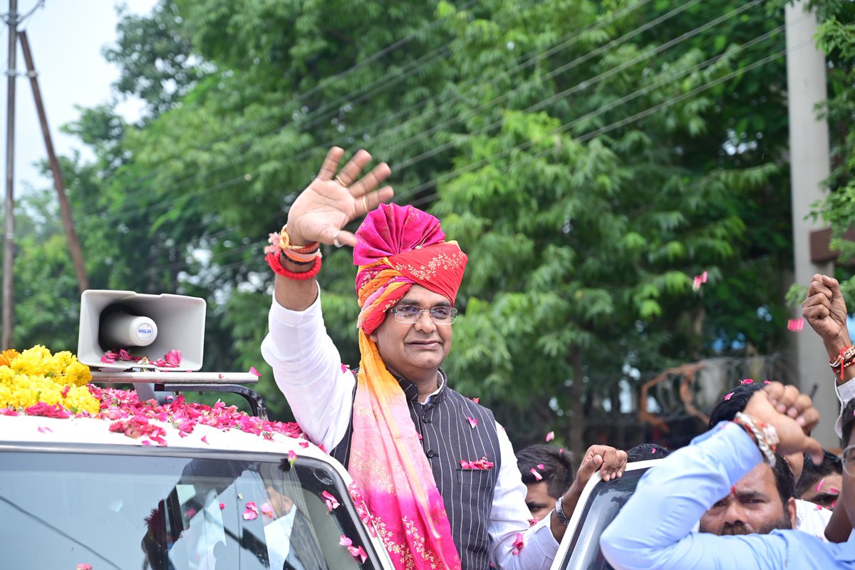 VishvasSarang's tweet photo. कलाई पर विश्वास का धागा है,
बहनों ने बड़े प्यार से बांधा है..!

आज नरेला विधानसभा अंतर्गत वार्ड 78 में आयोजित 'विश्व के सबसे बड़ा नरेला रक्षाबंधन महोत्सव' कार्यक्रम में सम्मिलित होकर हज़ारों की संख्या में पधारी बहनों से रक्षासूत्र बंधवाकर आशीर्वाद प्राप्त किया।
#विश्वास_सारंग_का_रक्षाबंधन
#नरेला_रक्षाबंधन_महोत्सव
#रक्षाबंधन #Rakshabandhan