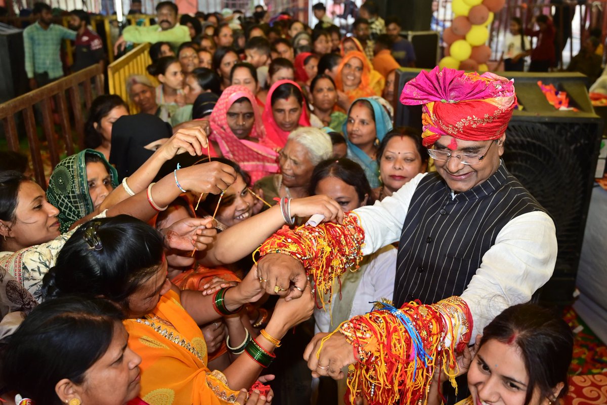 VishvasSarang's tweet photo. कलाई पर विश्वास का धागा है,
बहनों ने बड़े प्यार से बांधा है..!

आज नरेला विधानसभा अंतर्गत वार्ड 78 में आयोजित 'विश्व के सबसे बड़ा नरेला रक्षाबंधन महोत्सव' कार्यक्रम में सम्मिलित होकर हज़ारों की संख्या में पधारी बहनों से रक्षासूत्र बंधवाकर आशीर्वाद प्राप्त किया।
#विश्वास_सारंग_का_रक्षाबंधन
#नरेला_रक्षाबंधन_महोत्सव
#रक्षाबंधन #Rakshabandhan