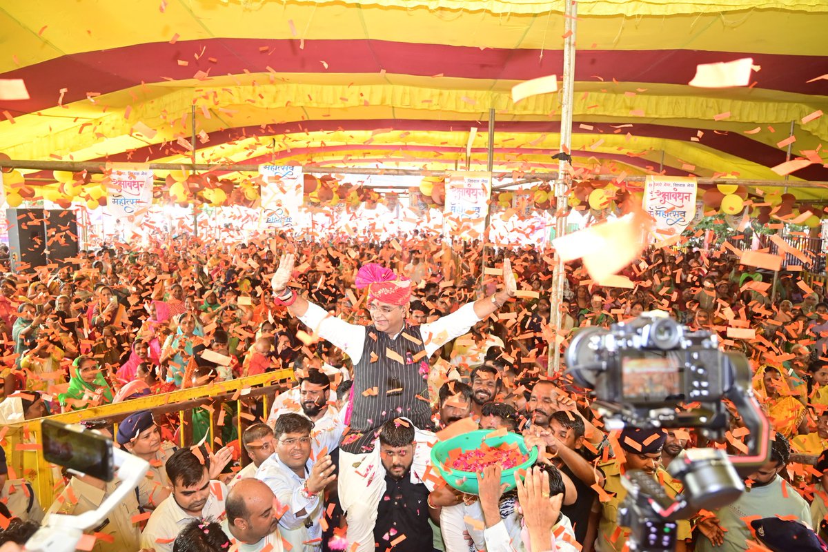VishvasSarang's tweet photo. कलाई पर विश्वास का धागा है,
बहनों ने बड़े प्यार से बांधा है..!

आज नरेला विधानसभा अंतर्गत वार्ड 78 में आयोजित 'विश्व के सबसे बड़ा नरेला रक्षाबंधन महोत्सव' कार्यक्रम में सम्मिलित होकर हज़ारों की संख्या में पधारी बहनों से रक्षासूत्र बंधवाकर आशीर्वाद प्राप्त किया।
#विश्वास_सारंग_का_रक्षाबंधन
#नरेला_रक्षाबंधन_महोत्सव
#रक्षाबंधन #Rakshabandhan