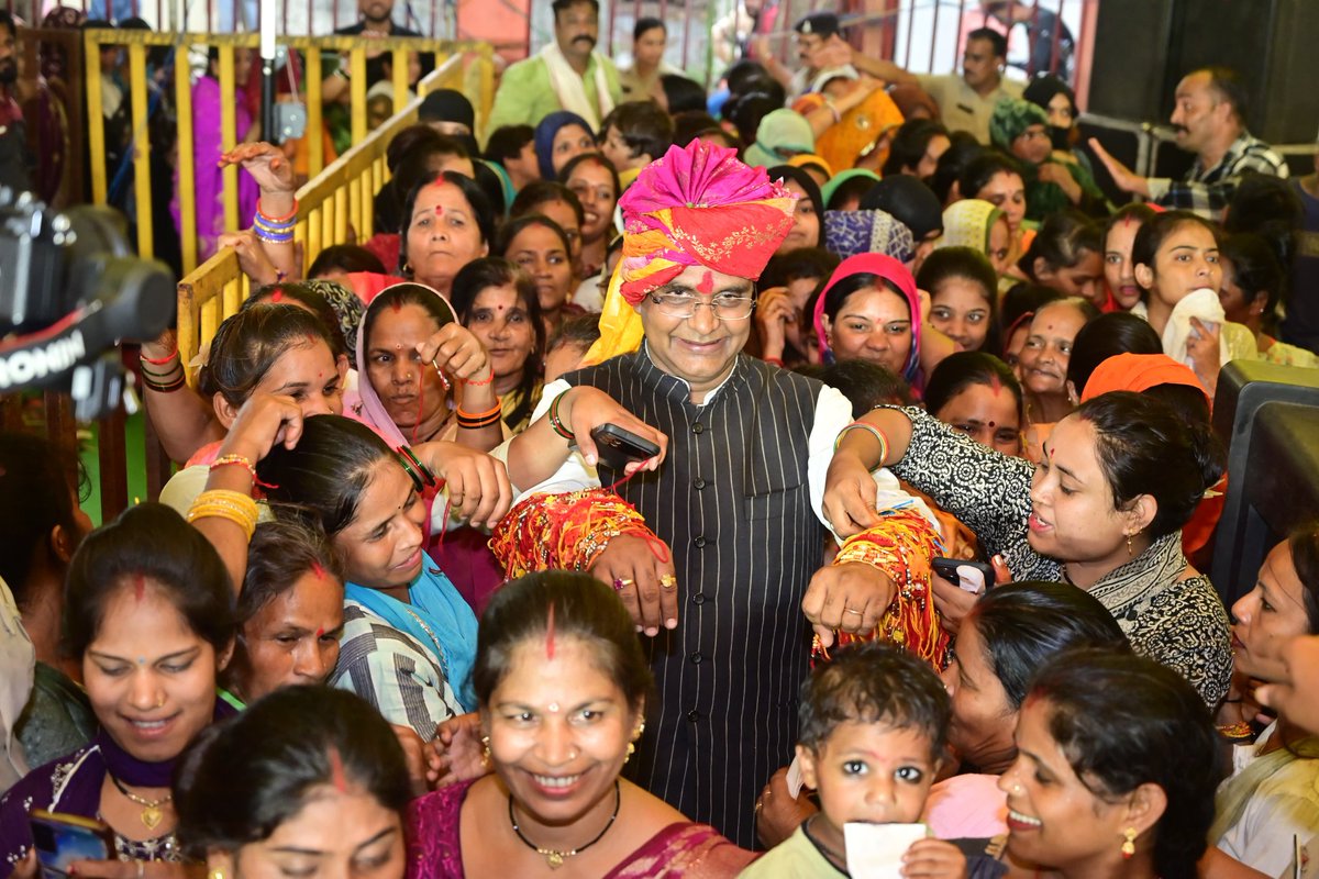 VishvasSarang's tweet photo. कलाई पर विश्वास का धागा है,
बहनों ने बड़े प्यार से बांधा है..!

आज नरेला विधानसभा अंतर्गत वार्ड 78 में आयोजित 'विश्व के सबसे बड़ा नरेला रक्षाबंधन महोत्सव' कार्यक्रम में सम्मिलित होकर हज़ारों की संख्या में पधारी बहनों से रक्षासूत्र बंधवाकर आशीर्वाद प्राप्त किया।
#विश्वास_सारंग_का_रक्षाबंधन
#नरेला_रक्षाबंधन_महोत्सव
#रक्षाबंधन #Rakshabandhan