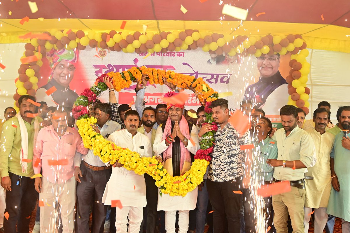 VishvasSarang's tweet photo. बहनों आपका यह स्नेहिल प्रेम और विश्वास ही मेरे जीवन की अक्षय पूंजी है।
मैं वचन देता हूँ कि इस राखी के मान-सम्मान को कभी कम नहीं होने दूँगा।

आप सभी का स्नेह और आशीर्वाद सदैव मुझ पर बना रहे।
#विश्वास_सारंग_का_रक्षाबंधन
#नरेला_रक्ष���बंधन_महोत्सव
#रक्षाबंधन #Rakshabandhan https://t.co/MeK02Lnsua