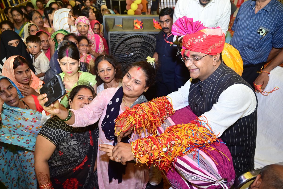 VishvasSarang's tweet photo. बहनों आपका यह स्नेहिल प्रेम और विश्वास ही मेरे जीवन की अक्षय पूंजी है।
मैं वचन देता हूँ कि इस राखी के मान-सम्मान को कभी कम नहीं होने दूँगा।

आप सभी का स्नेह और आशीर्वाद सदैव मुझ पर बना रहे।
#विश्वास_सारंग_का_रक्षाबंधन
#नरेला_रक्ष���बंधन_महोत्सव
#रक्षाबंधन #Rakshabandhan https://t.co/MeK02Lnsua