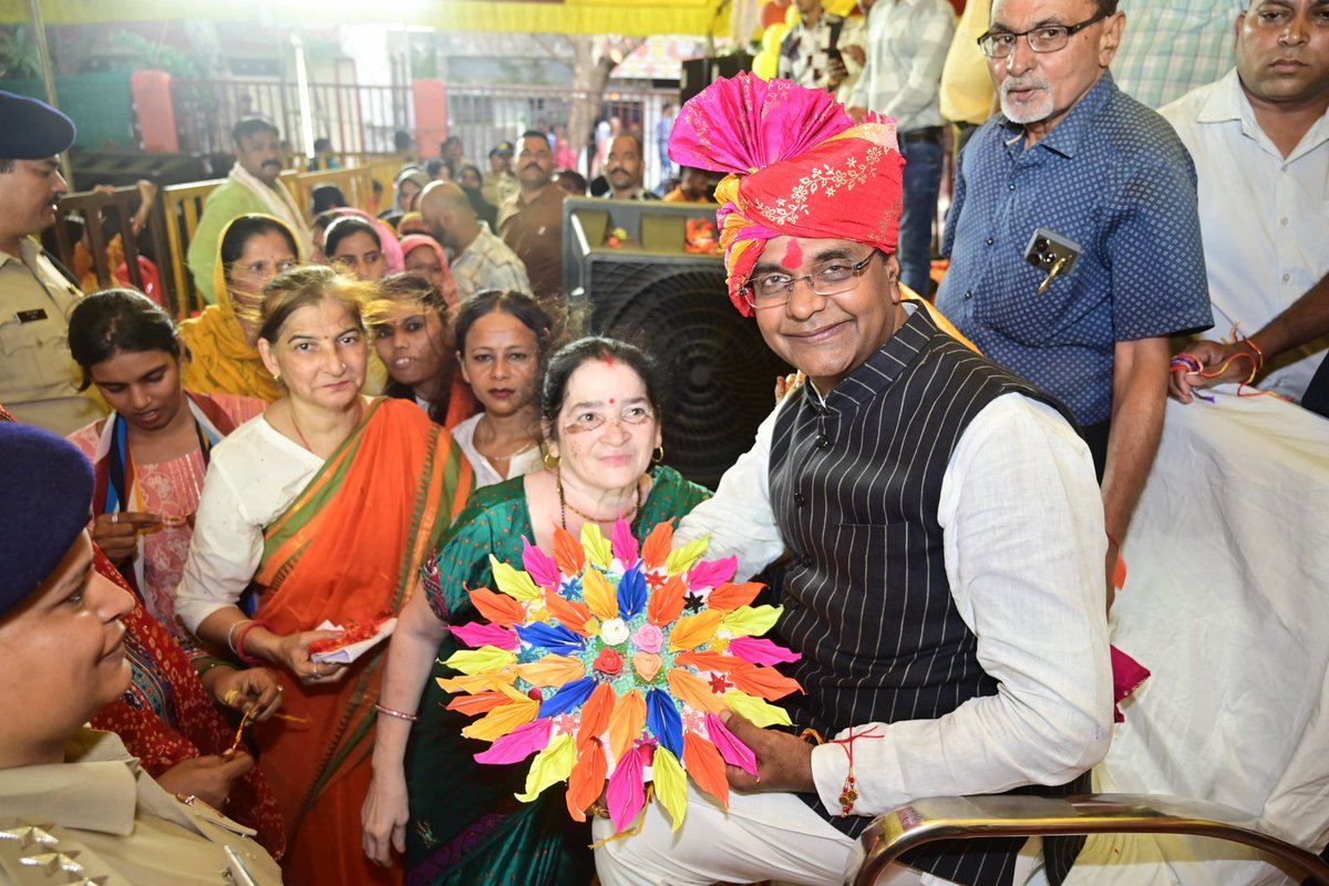 VishvasSarang's tweet photo. बहनों आपका यह स्नेहिल प्रेम और विश्वास ही मेरे जीवन की अक्षय पूंजी है।
मैं वचन देता हूँ कि इस राखी के मान-सम्मान को कभी कम नहीं होने दूँगा।

आप सभी का स्नेह और आशीर्वाद सदैव मुझ पर बना रहे।
#विश्वास_सारंग_का_रक्षाबंधन
#नरेला_रक्ष���बंधन_महोत्सव
#रक्षाबंधन #Rakshabandhan https://t.co/MeK02Lnsua