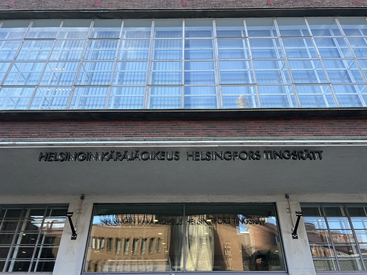 Puolessa päivässä kuukausien edestä uutta asiaa. Tältä ainakin tuntui tehokas perehdytyspäivä Helsingin käräjäoikeudessa, joka onnekseni sattui sopivasti aloitukseni kanssa yhteen. Erityisen hyödyllistä oli seurata kaksi istuntoa, joissa molemmissa myös annettiin ratkaisut.