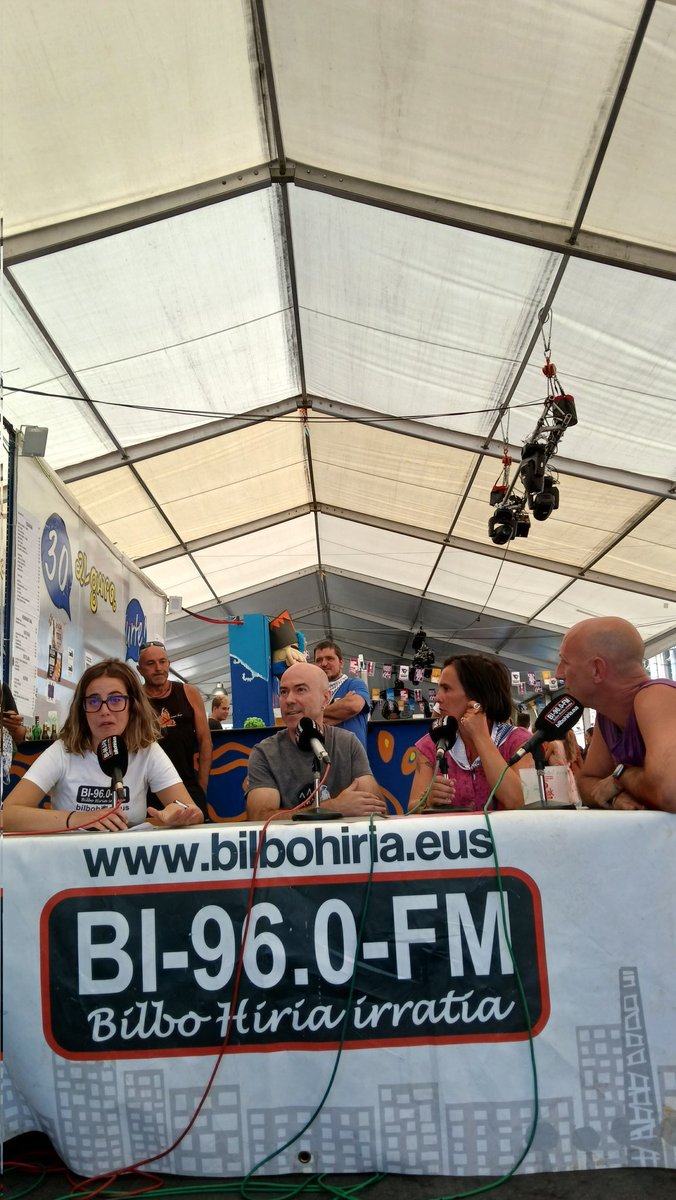 Ohore handiz jasoko dugu gaur Euskara Saria  <a href="/haupittuhau/">Hau Pittu Hau</a>|ko lagunen eskutik.
Horretaz ari gara orain <a href="/bilbohiria/">Bilbo Hiria irratia</a> irratikoen <a href="/algarakonpartsa/">Algara Konpartsa</a>|koen txokoan! 

#euskarazbizinahidugu