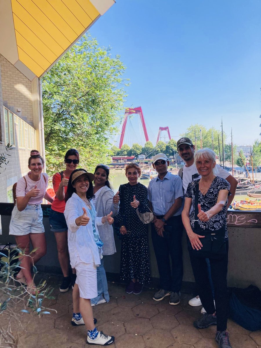 Tour guide Eva with a happy group at the kubic houses in front of the red Willemsbrug in Rotterdam.
#Rotterdam #happyguiding