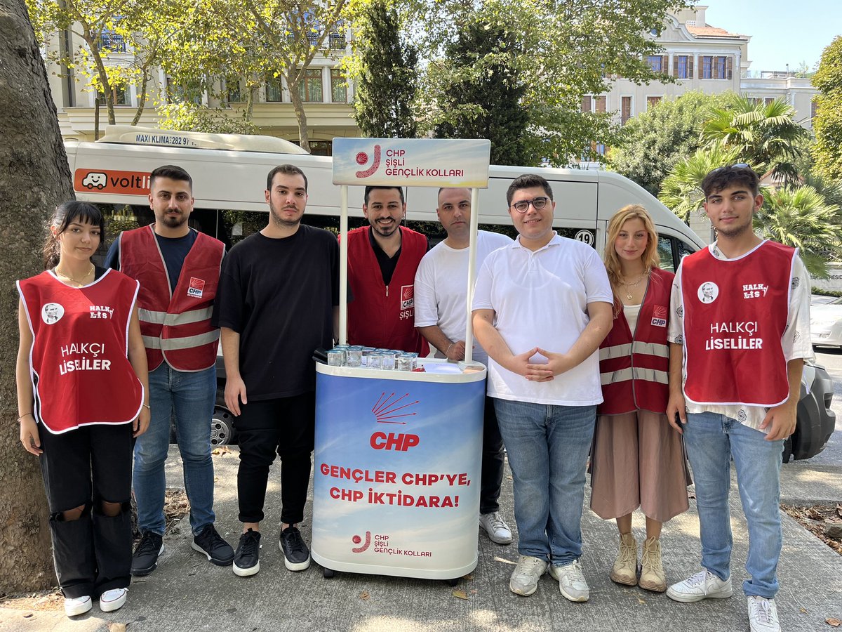 yenigencsisli's tweet photo. Bugün, İTÜ Taşkışla Kampüsü önünde “Gençlik Standı” çalışmamıza start verdik.

Üniversiteye kayıt yaptıran öğrenci arkadaşlarımıza “hoş geldiniz” diyerek, kendilerini partimize üye olmaya, Ata’mızın emaneti Cumhuriyet’i yükseltmek ve sürdürmek için verdiğimiz mücadeleye davet ettik. 🫶🏻