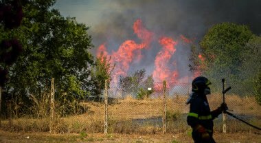 Sabrinalfonsi's tweet photo. #Solidarietà e gratitudine ai 4 soccorritori coinvolti nell'#incendio al pratone di #TorreSpaccata. “Questa città può contare su operatori straordinari. A loro e alle famiglie, un augurio di pronta guarigione.” #Roma https://t.co/IUPwoLiWJG
