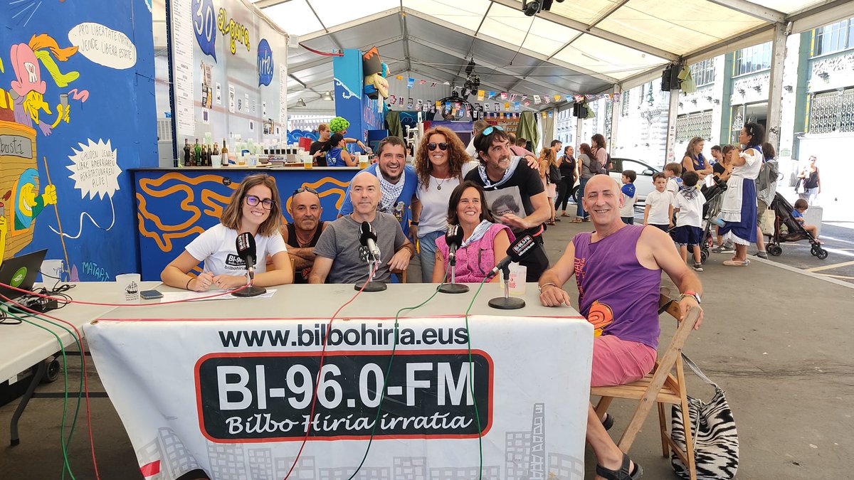 Presoei azken urteotan euskara eskolak ematen aritu den irakasle taldeko kideak ditugu orain gurekin. Gaur jasoko dute <a href="/haupittuhau/">Hau Pittu Hau</a> konpartsaren aurtengo Euskara Saria, egindako lanaren gorazarre gisa