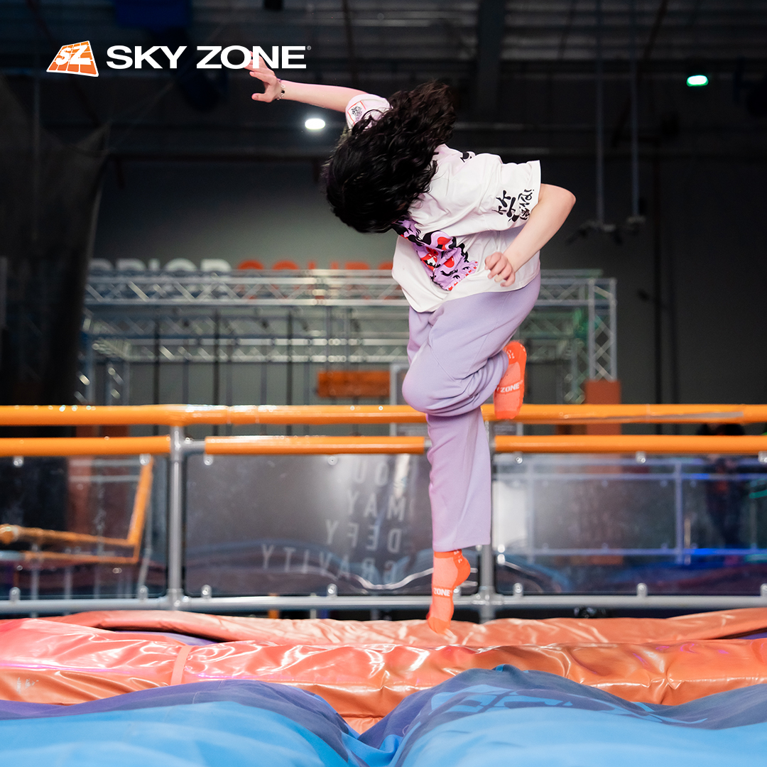 استغلوا أول ويكند بعد الإجازة في #سكاي_زون، وتشقلبوا بسعادة كل لحظة! 🤸✨
Go to #SkyZone in your first weekend after summer vacation and flip with joy every moment! 🤸✨