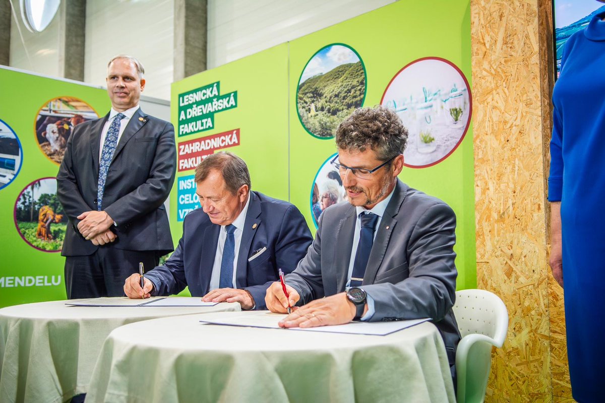 Jihočeská univerzita podepsala memorandum o spolupráci s MENDELU.
Rektor Jihočeské univerzity Pavel Kozák podepsal s rektorem Mendelovy univerzity v Brně Janem Marešem memorandum o spolupráci na jubilejním 50. ročníku veletrhu a výstavy Země živitelka. Obě univerzity zahájily