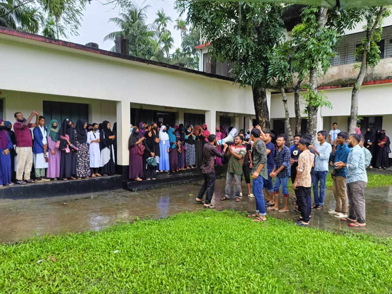 হোসেনপুরে অধ্যক্ষের পদত্যাগ দাবীতে শিক্ষার্থীদের বিক্ষোভ