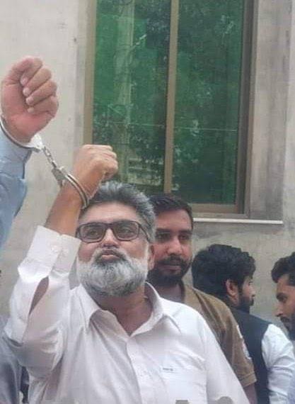 ضلعی صدر پاکستان تحریک انصاف گجرات سلیم سرور جوڑا کو پنجاب پولیس نے منگل کی رات کو 1 بجے اغواء کیا تھا اور آج ایم پی او کے کالے قانون کے تحت نظر بند کر کہ گجرات جیل منتقل کر دیا ہے۔ گجرات سے متعدد مقامی رہنماوں اور کارکنان کو گرفتار کیا گیا ہے