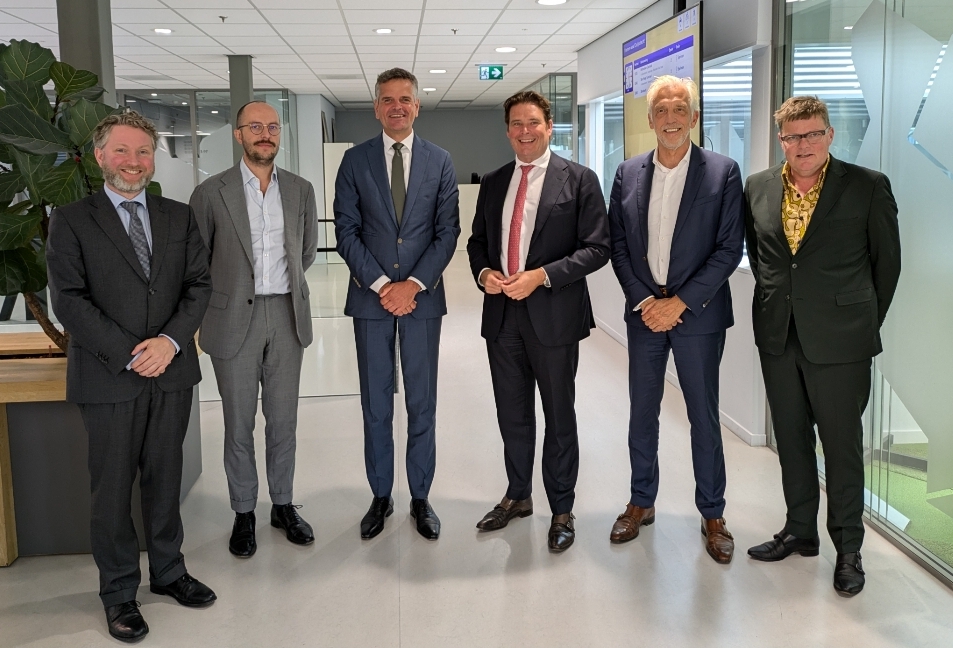 beneluxunion's tweet photo. #FransWeekers (SG #Benelux) en @Mattheuswas (inspecteur-generaal @InspectieLenT) spraken over de goede samenwerking bij grensoverschrijdende weginspecties en de kansen van het vernieuwde Benelux-politieverdrag. Ook de aanpak van milieucriminaliteit stond op de agenda. https://t.co/Ia9Dbf3P1E