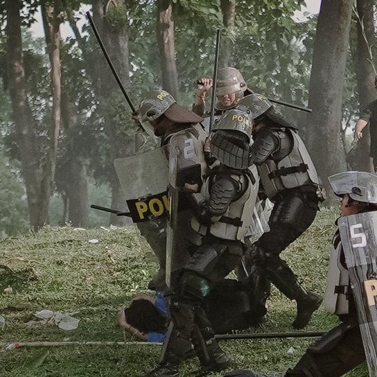 1998ur_'s tweet image. Gak pemerintahnya, gak aparatnya, semuanya TOLOLLLLLLL

#KawalPutusanMk #KawalDemokrasiIndonesia