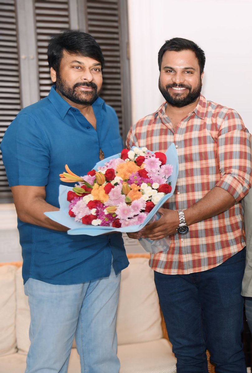 Kumar Raza Producer (@kumarraja423) on Twitter photo నువ్వేమైనా చిరంజీవి అనుకుంటున్నావా ..ఇది కదా సార్ మీరు.. మీ గొప్ప తనం గూర్చి మాట్లాడడానికి పదాలు సరిపోవు ,మీరు నడిచిన నడక ,మీరు చేసిన ప్రయాణం,మీరు ఎక్కిన శిఖరాలు,ఈ రోజు మీరు ఉన్న స్థాయి,మీరు వేసిన బాట మీ జీవితాన్ని పుస్తకంలా మాత్రమే చదువుకోగలము స్వామి <a href="/KChiruTweets/">Chiranjeevi Konidela</a> #HBDMegaStar నువ్వేమైనా చిరంజీవి అనుకుంటున్నావా ..ఇది కదా సార్ మీరు.. మీ గొప్ప తనం గూర్చి మాట్లాడడానికి పదాలు సరిపోవు ,మీరు నడిచిన నడక ,మీరు చేసిన ప్రయాణం,మీరు ఎక్కిన శిఖరాలు,ఈ రోజు మీరు ఉన్న స్థాయి,మీరు వేసిన బాట మీ జీవితాన్ని పుస్తకంలా మాత్రమే చదువుకోగలము స్వామి <a href="/KChiruTweets/">Chiranjeevi Konidela</a> #HBDMegaStar