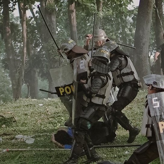 WtrmlnSUGAhigh's tweet image. INI ALMET BIRU YG DITANGKAP POLISI DIPUKULI? JAHAT BANGET‼️‼️
YA ALLAH LINDUNGI DIA YA ALLAH

#KawalPutusanMK  
#TolakPilkadaAkal2an 
#TolakPolitikDinasti 
#PeringatanDarurat 
#IndonesiaEmergencyDemocracy ‼️‼️‼️‼️‼️‼️‼️