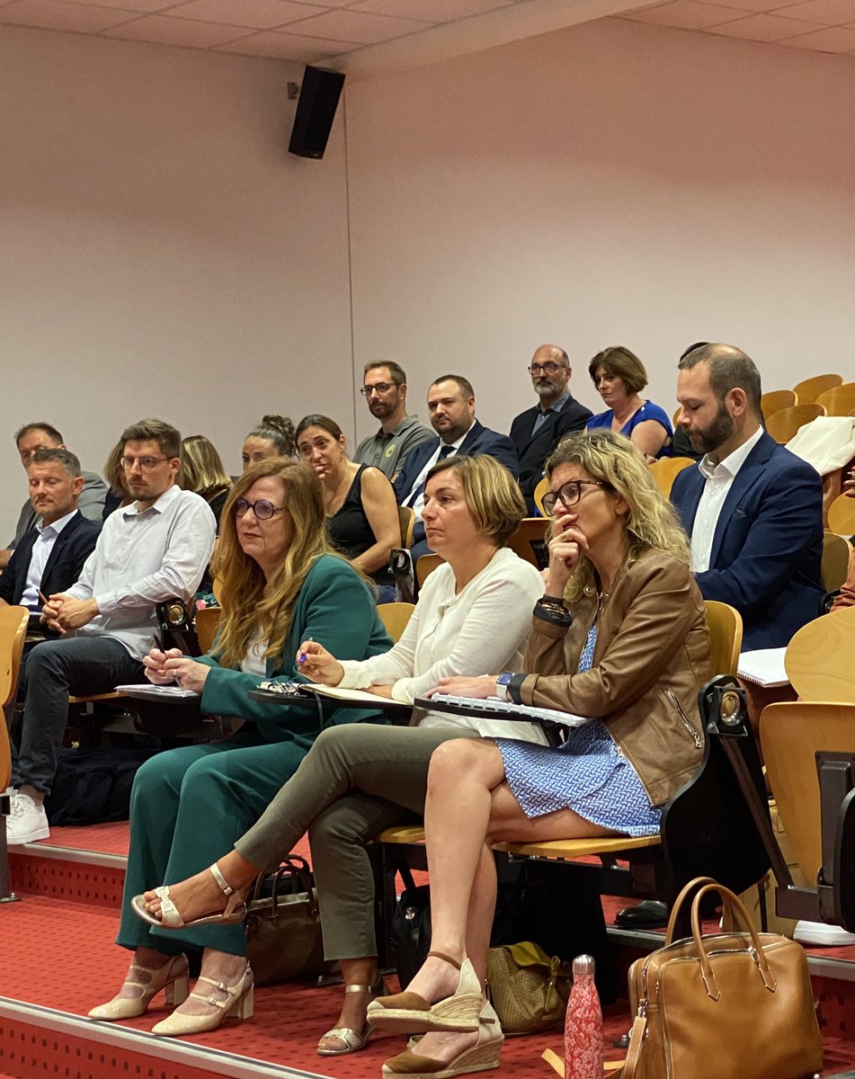 Bienvenue aux personnels de direction stagiaires qui démarrent une nouvelle carrière dans l’<a href="/AcAmiens/">Académie d'Amiens</a> !

Une trentaine de nouveaux PERDIR ont échangé avec <a href="/PMoyarecteur/">Pierre Moya</a> et les équipes en charge de leur accompagnement :
➡️ attendus de la profession/posture
➡️ accueil
➡️ formation