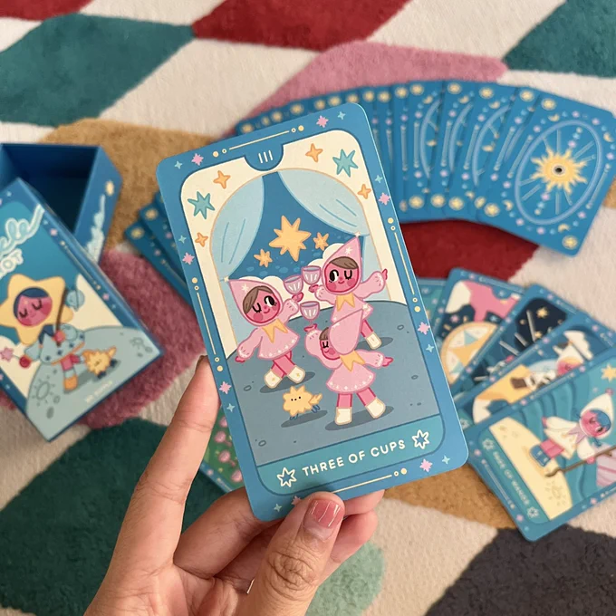 SUNSET WITH TAROT DECKไพ่ตัวอย่างที่เอาไปให้ดูกันในงานIFEXPOที่ผ่านมาค่ะ เอาภาพมาฝากชาวออนไลน์กันตอนนี้ปลายปรับแก้ไพ่และส่งโรงพิมพ์ผลิตจริงเรียบร้อยแล้ว(ของจริงอาจมีความแตกต่างจากภาพตัวอย่างเล็กน้อย)คาดว่าได้ส่งถึงมือทุกคนที่ได้พรีออเดอร์ไว้ในช่วงต้นเดือนตุลาคมค่ะ 