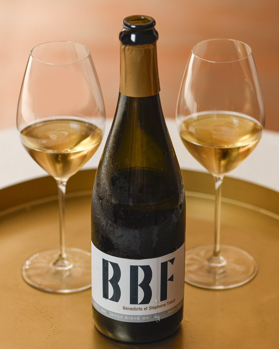 Bénédicte y Stéphane Tissot, dirigen una de las bodegas de referencia en el Jura. Su Crémant du Jura BBF es un espumoso cremoso y estructurado, sápido, con notas minerales y un largo final salino. #vinodelasemana