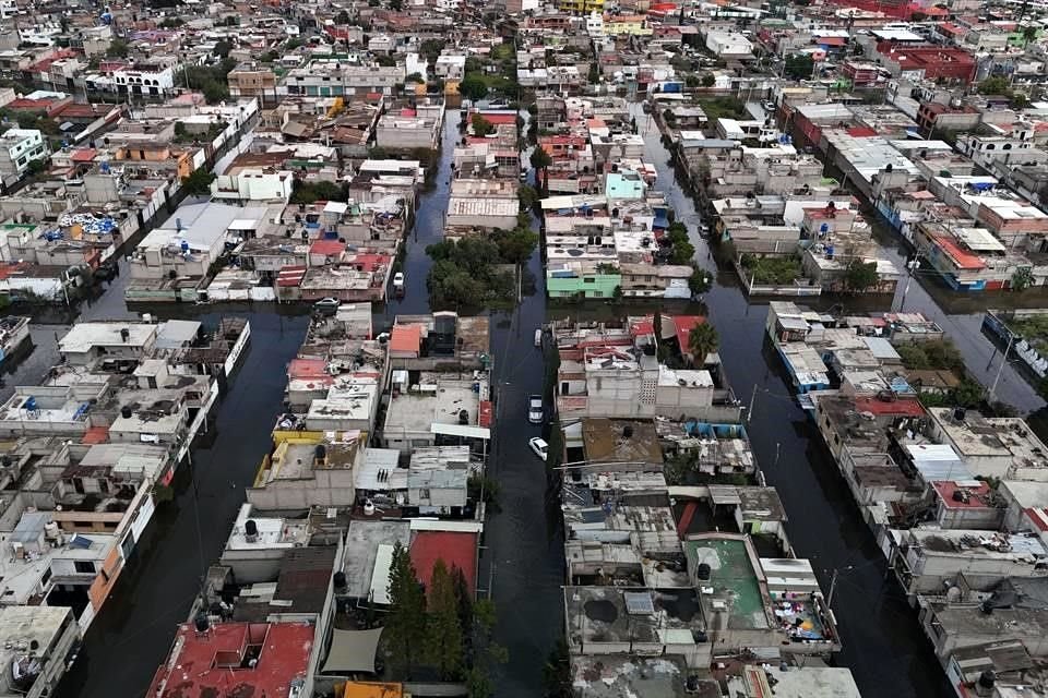 EcharriCotler's tweet photo. Llevamos más de 500 años desaguando esta ciudad con enormes sistemas de drenaje. Las inundaciones en Chalco y Naucalpan no se deben a la falta de infraestructura o a la basura en el agua, sino a un modelo urbano que no ha integrado los ciclos naturales de su territorio.🧵💦 https://t.co/5NibPOSIK1