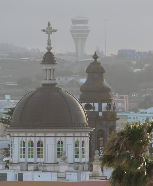 controladores's tweet photo. Catedral de La Laguna y, de fondo, la torre de control del aeropuerto de #Tenerife Norte. 😍 https://t.co/SeUtX0N06i