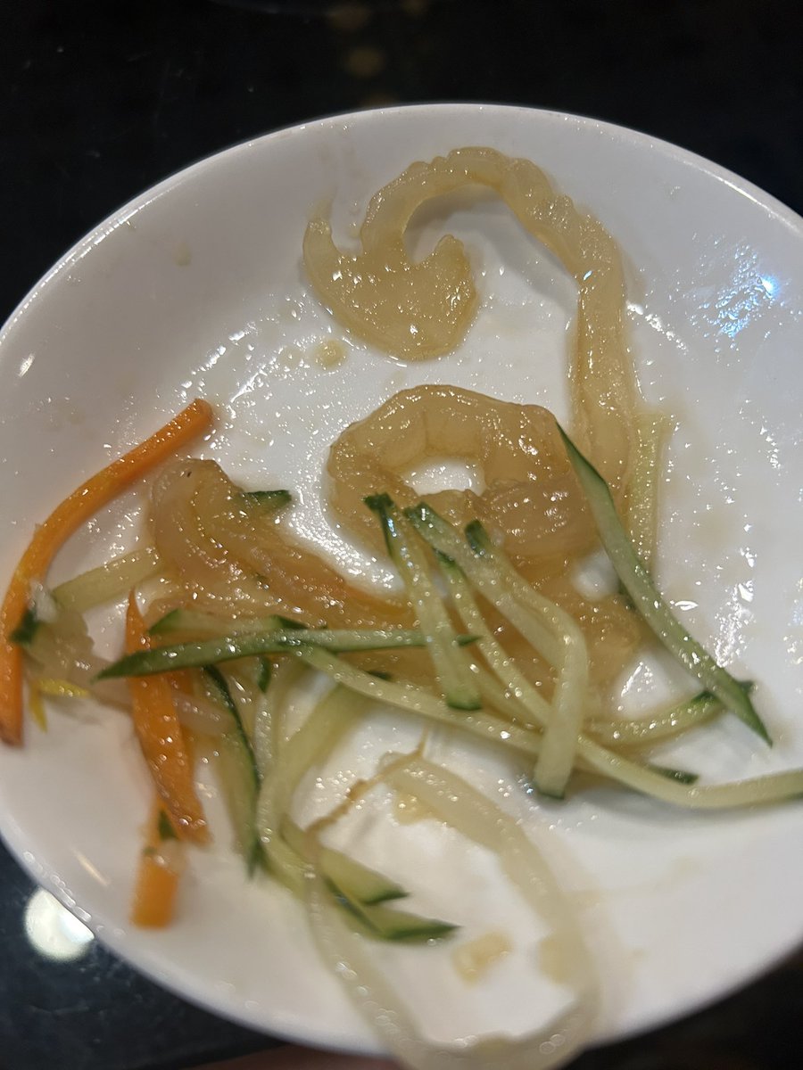 引っ越したばかりのマンション近くにあった中華料理店で、一人ディナー🍚

クラゲ和え食べてたら👿の尻尾ちゃん🩷
かわよ🌜
#悪魔 #中華料理