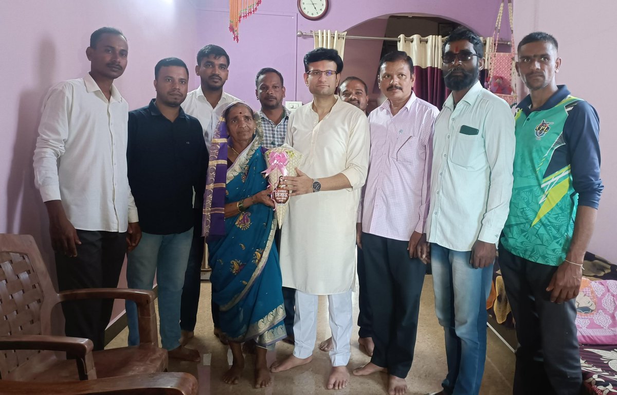 ghatge_raje's tweet photo. यशस्वी भव!

आपल्या आजरा तालुक्यातील चव्हाणवाडी गावात वास्तव्यास असणारे श्र���. प्रबोधन येजरे यांची API पदी पदोन्नती झाली असून पोलीस विभागात ते करत असलेले कार्य ही गौरवशाली बाब आहे.

दौऱ्यानिमित्त गावी गेलो असता त्यांच्या निवासस्थानी जाऊन त्यांच्या आईंची भेट घेतली आणि सत्कार केला. यावेळी असा सुपुत्र पोटी आला, ही नक्कीच अभिमानास्पद गोष्ट असून त्यांनी केलेल्या संस्कारांचे मनभरून कौतुक केले.

#kagal  #Congratulations #greetings