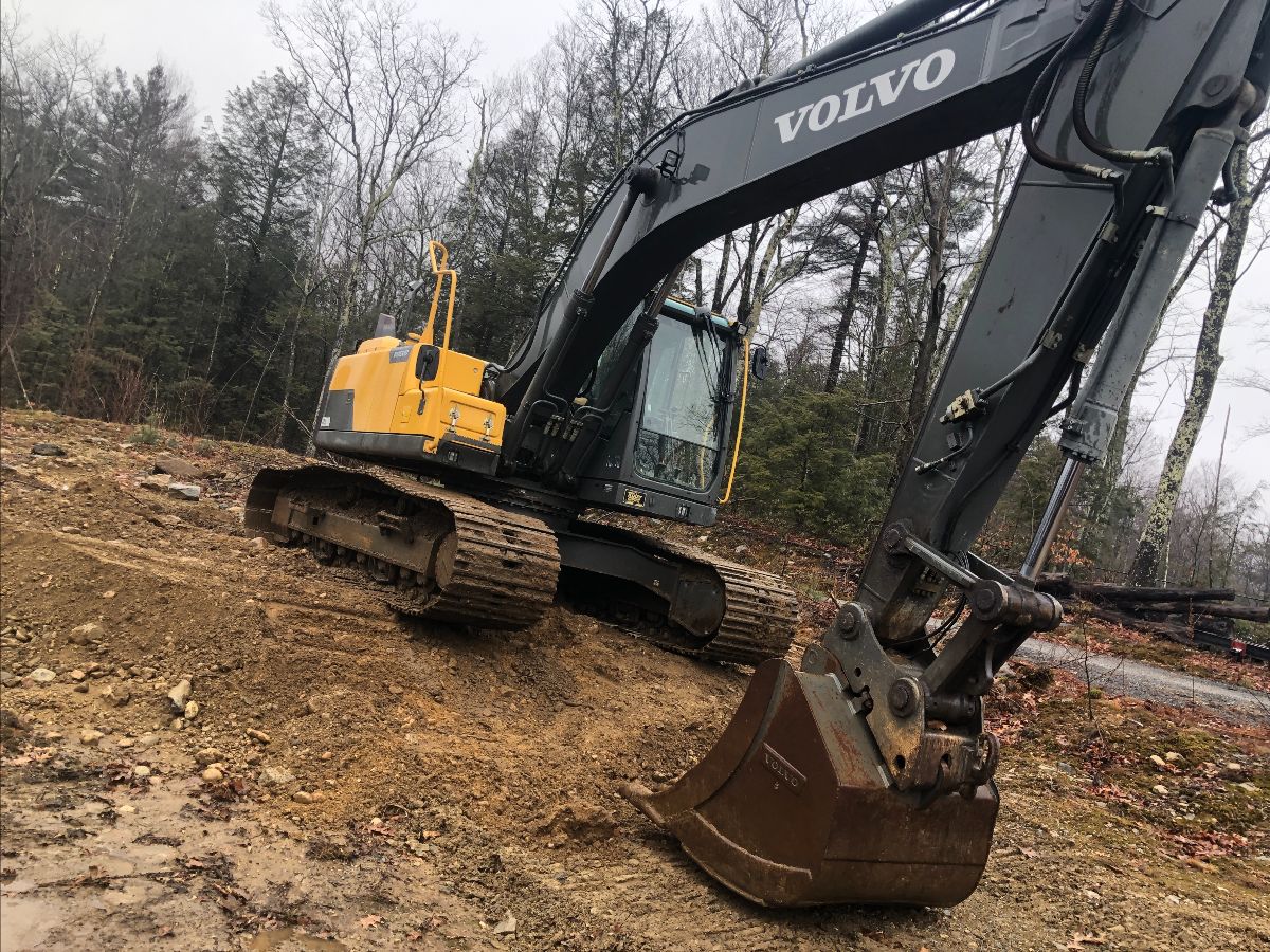 MideastEquip's tweet photo. 2015 Volvo EC220DL Excavator - Very nice how hour machine. Auxiliary Hydraulics, Quick Coupler. Good Undercarriage, no leaks or cracks. 
https://t.co/mr5eFJIzUn https://t.co/AD8Xjiy9hj
