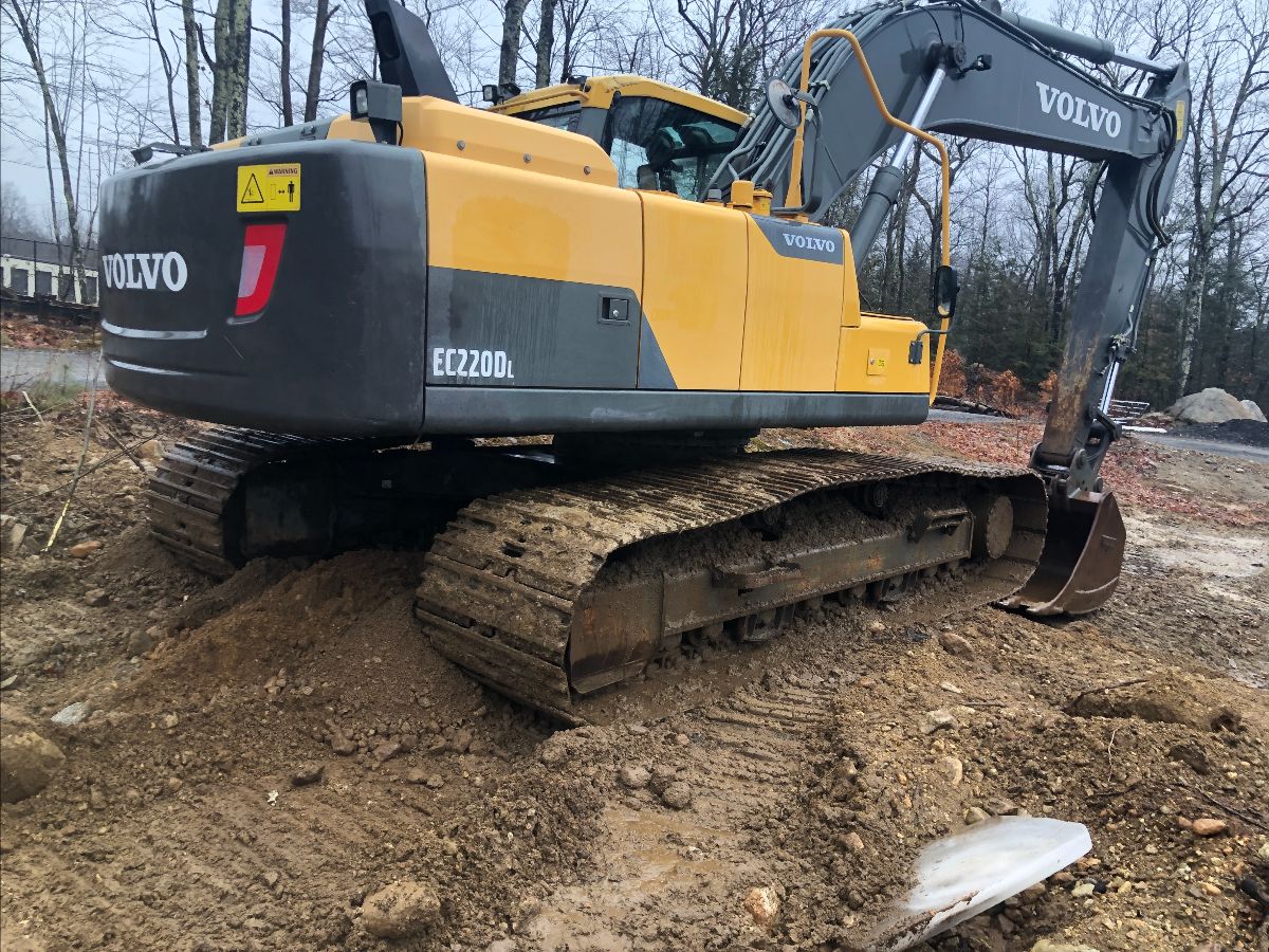 2015 Volvo EC220DL Excavator - Very nice how hour machine. Auxiliary Hydraulics, Quick Coupler. Good Undercarriage, no leaks or cracks. 
mideastequip.com/for-sale/2015-…