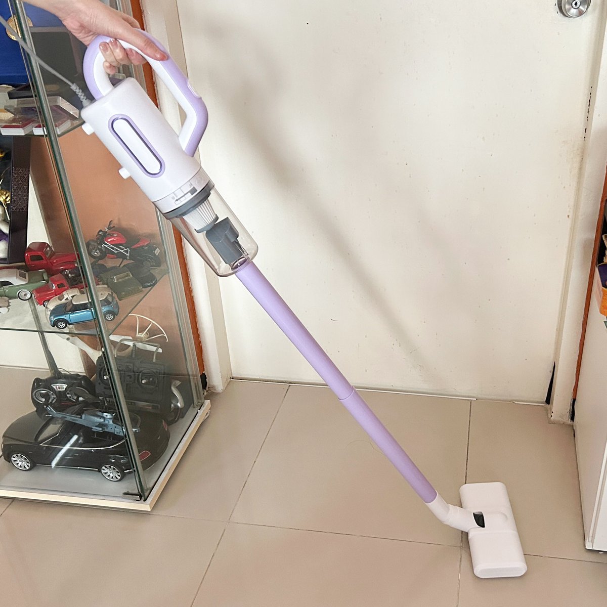nooktiyaa's tweet photo. ถอยเครื่องดูดฝุ่นตัวใหม่มา #Alectric Vacuum Cleaner รุ่น Dust VC-A เอาจริง ตอนแรกเลือกเพราะชอบสีม่วง แต่พอเอามาลองใช้จริงคือดีเลย ตัวเครื่องกะทัดรัด ดูดฝุ่นได้เกลี้ยง เพราะตัวกรองเป็น HEPA กรองฝุ่นได้ละเอียด สามารถถอดไส้กรองออกมาล้างได้ด้วยนะ ที่ชอบอีกอย่างเค้ามีมาให้ 11 หัวแปรง เปลี่ยนหัวดูดฝุ่นได้ทุกซอกทุกมุมจริงๆ แถมสายไฟยาว 4.5 เมตร ห้องเราห้องเล็กๆเสียบปลั๊กจุดนึง ดูดได้ทั้งห้อง ไม่ต้องหาปลั๊กต่อให้วุ่นวาย ชอบมากกก แล้วราคาไม่แพงด้วย #Topvalue #ใช้ดีบอกต่อ