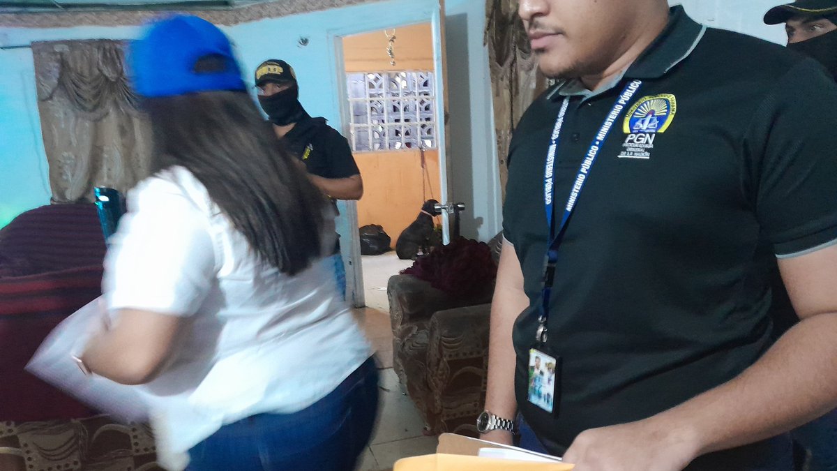PGN_PANAMA's tweet photo. #PGNContraElDelito 

En San Miguelito y Arraiján, la Sección de Atención Primaria de la Fiscalía Metropolitana dirige junto a @ProtegeryServir las operaciones #Soluto y #Marcaje para ubicar a personas requeridas por delito de hurto, en perjuicio de diferentes locales comerciales. https://t.co/86KrvDhEKY
