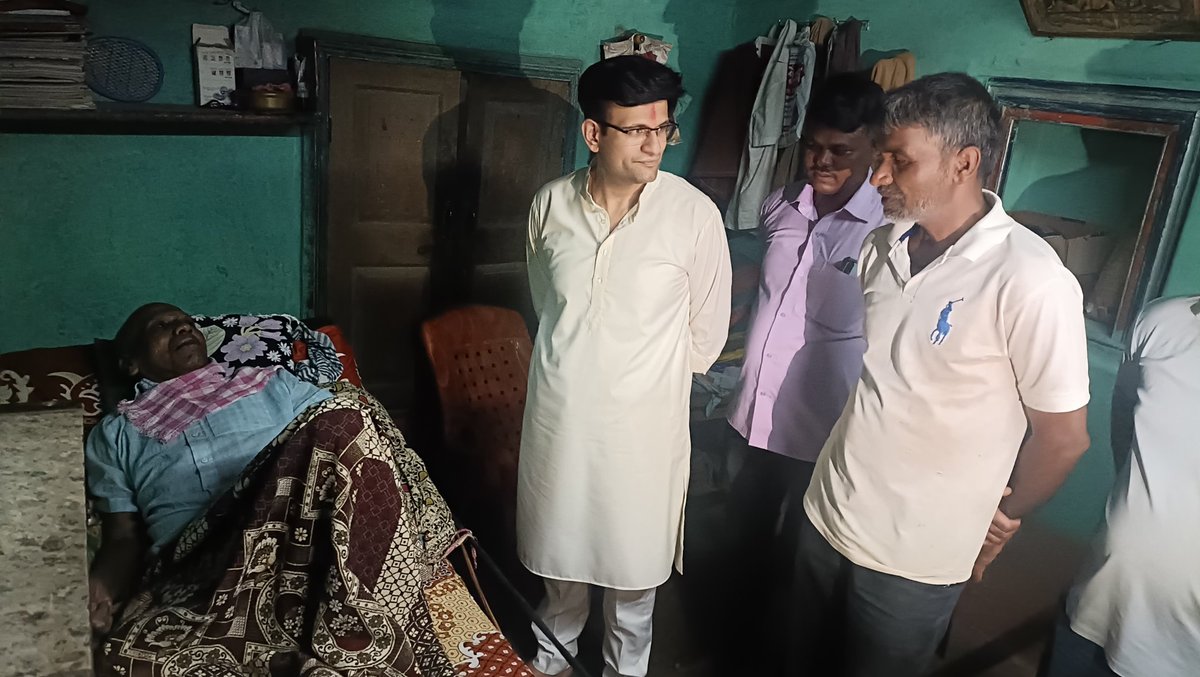 ghatge_raje's tweet photo. लवकर बरे व्हा!

आजरा तालुक्यातील बेलेवाडी हु. गावातील आपले कार्यकर्ते माजी सरपंच श्री. विनायक शिंत्रे यांच्या वडिलांची गेल्या काही दिवसांपासून प्रकृती ठीक नसल्याचे समजले. दौऱ्यावर असताना त्यांच्या निवासस्थानी जाऊन भेट दिली आणि तब्येतीची विचारपूस केली.

यावेळी त्यांनी लवकरात लवकर बरे व्हावे आणि आरोग्यदायी आयुष्य जगावे, अशी सदिच्छा व्यक्त करत आम्ही नेहमीच त्यांच्यासोबत असल्याचा निर्वाळा दिला.

#getwellsoon #patient  #kagal
