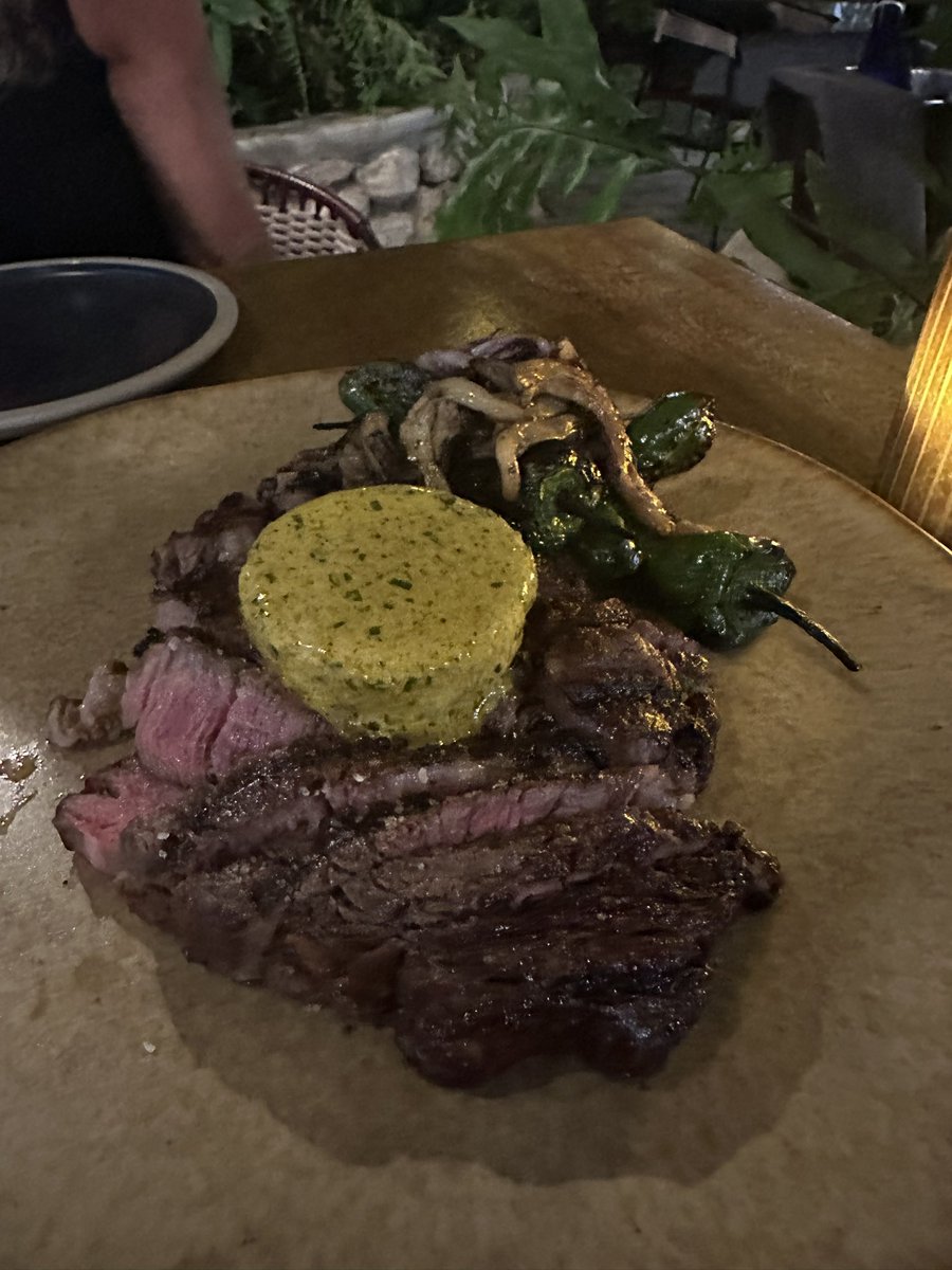 PappersV's tweet photo. Restaurant #Caleo in Willemstad Kura Hollanda Village. Geweldig gegeten. #Michelinster waardig. 
#Curacao https://t.co/cF8XW4ujn0